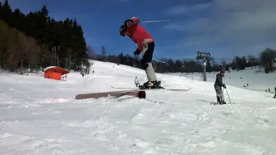 Boarder im Snowpark Skiareal Jested