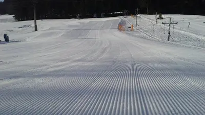 Blick auf die Piste und Schlepplift im Ski Areal Synot - Kycerka
