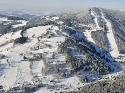 Panorama des Skigebietes Bubákov Herlíkovice © SKI areál Bubákov
