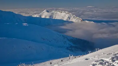 Sessellift und Piste im Skigebiet Kasprowy Wierch