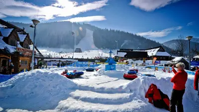 Schneekarusell auf dem Winterspielplatz im Skigebiet Nosal in Zakopane