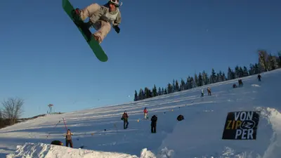Boarder im Skigebiet Schirk