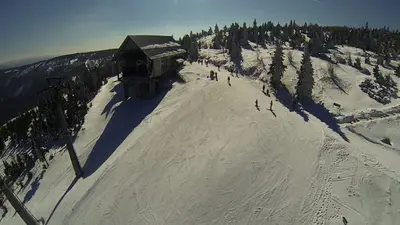 Bergstation und Piste im Skigebiet Bad Flinsberg