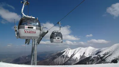 Gondeln im Skigebiet Vratna Tal