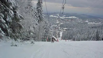 Piste mit Schlepplift und Blick ins Tal