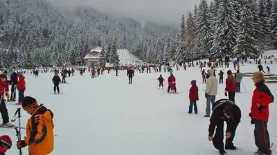 Blick auf die Talstation und die Piste