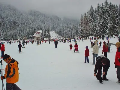 Blick auf die Talstation und die Piste © Surovyi via Wikimedia Commons