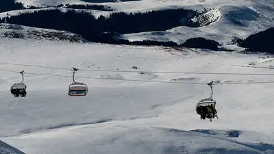 Sessellift über den Bergen