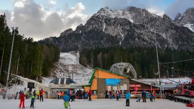 Blick auf die Talstation des Skigebietes Busteni