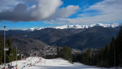 Blick auf die Piste und die umliegenden Berge