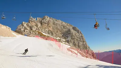 Sessellift und Piste im Skigebiet Bovec