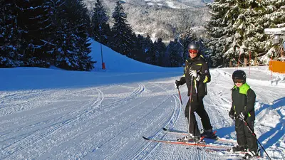 Skifahrer im Skigebiet Bled - Straža