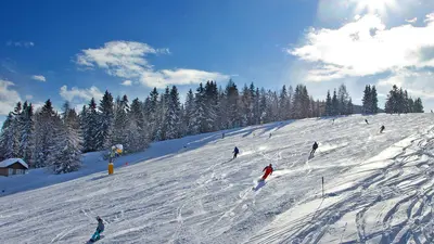 Skifahrer auf einer Piste in Cerkno