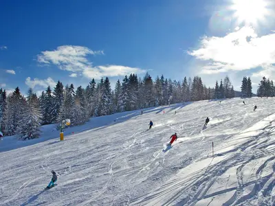 Skifahrer auf einer Piste in Cerkno © Ski Cerkno