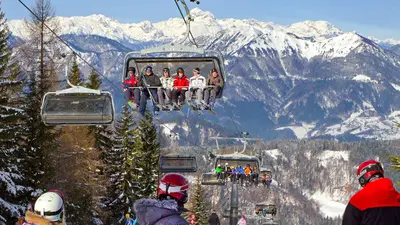 Skifahrer im Sessellift in Cerkno