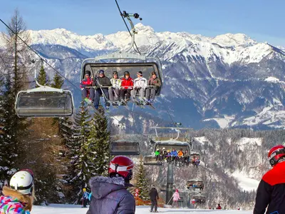 Skifahrer im Sessellift in Cerkno © Ski Cerkno