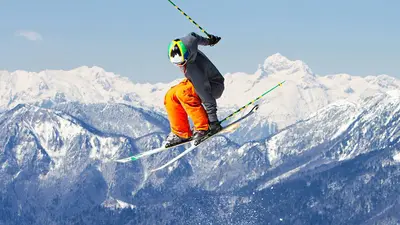 Skifahrer im Skigebiet Cerkno