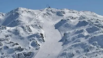 Blick auf die Piste von der Bergstation hinunter im Vogel Ski Center