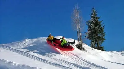 Zwei Männer beim Snowrafting im Vogel Ski Center