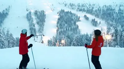 Skifahrer im Skigebiet Saariselkä