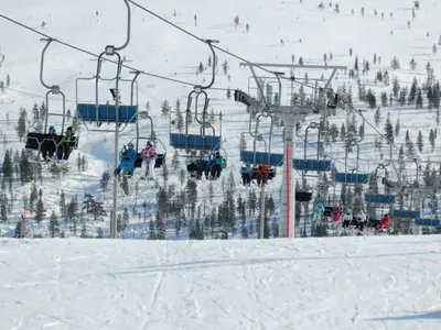 Skifahrer im Sessellift im Skigebiet Saariselkä © Ski Saariselkä