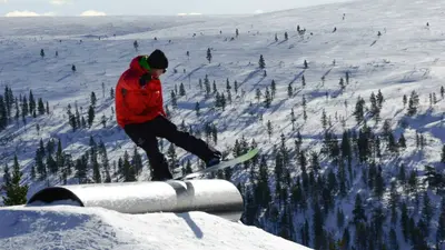 Snowboarder im Skigebiet Saariselkä