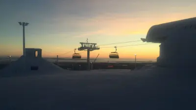 Sonnenaufgang im Skigebiet Pyhä
