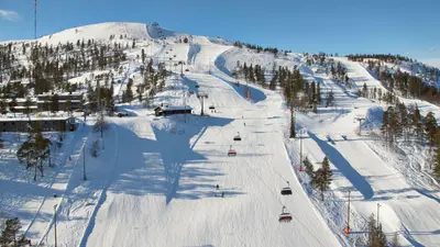 Blick auf die Pisten im Skigebiet Pyhä