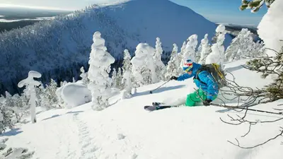 Skifahrer im Skigebiet Pyhä