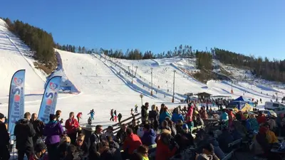 Blick auf die Pisten im Skigebiet Himos