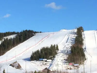 Blick auf die Piste Keskimaa im Skigebiet Himos © Himos Ski Resort