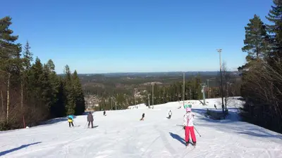 Skifahrer im Skigebiet Himos