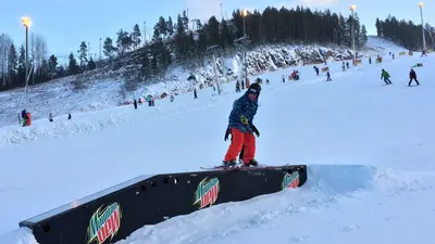 Snowboarder im Mountain Dew Park im Skigebiet Himos