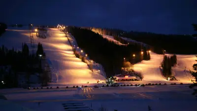 Das Skigebiet Tahko bei Nacht