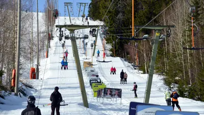 Skifahrer am Schlepplift im Skigebiet Tahko