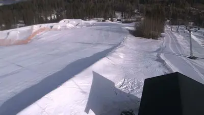 Blick auf die Pisten im Skigebiet Sappee