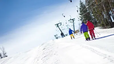 Skifahrer am Schlepplift im Skigebiet Sappee