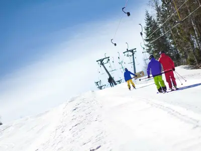 Skifahrer am Schlepplift im Skigebiet Sappee © Sappeen Matkailukeskus