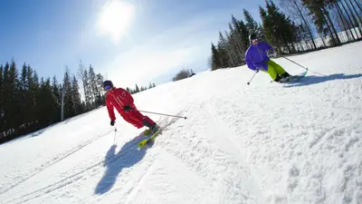 Skifahrer im Skigebiet Sappee
