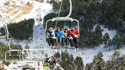 Skifahrer auf einem Sessellift im Skigebiet Valdelinares