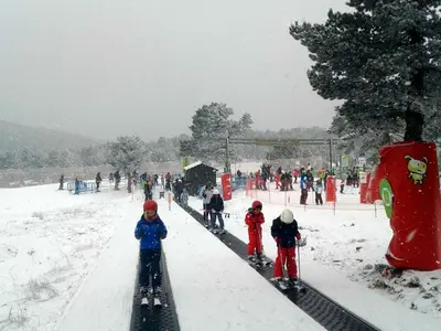 Kinder auf dem Zauberteppich im Skigebiet Valdelinares © Aramón Valdelinares