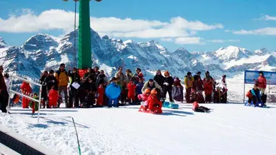 Im Skigebiet gibt es mehrere Rodelstrecken