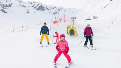 Familie im Skigebiet Malbun