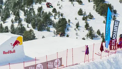 Spektakuläre Jumps im Snowpark