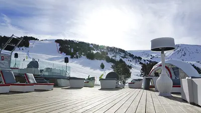 Sonnenterrasse im Skigebiet Grandvalira