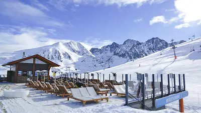 Restaurantterrasse im Skigebiet Grandvalira