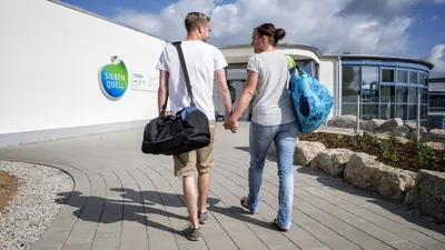 Paar vor dem Eingang des Siebenquell in Weißenstadt