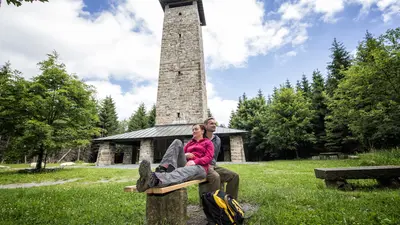 Paar vor einem Turm auf dem Kornberg