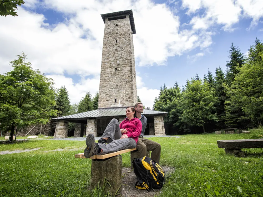 Paar vor einem Turm auf dem Kornberg