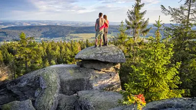 Paar unterwegs im Fichtelgebirge